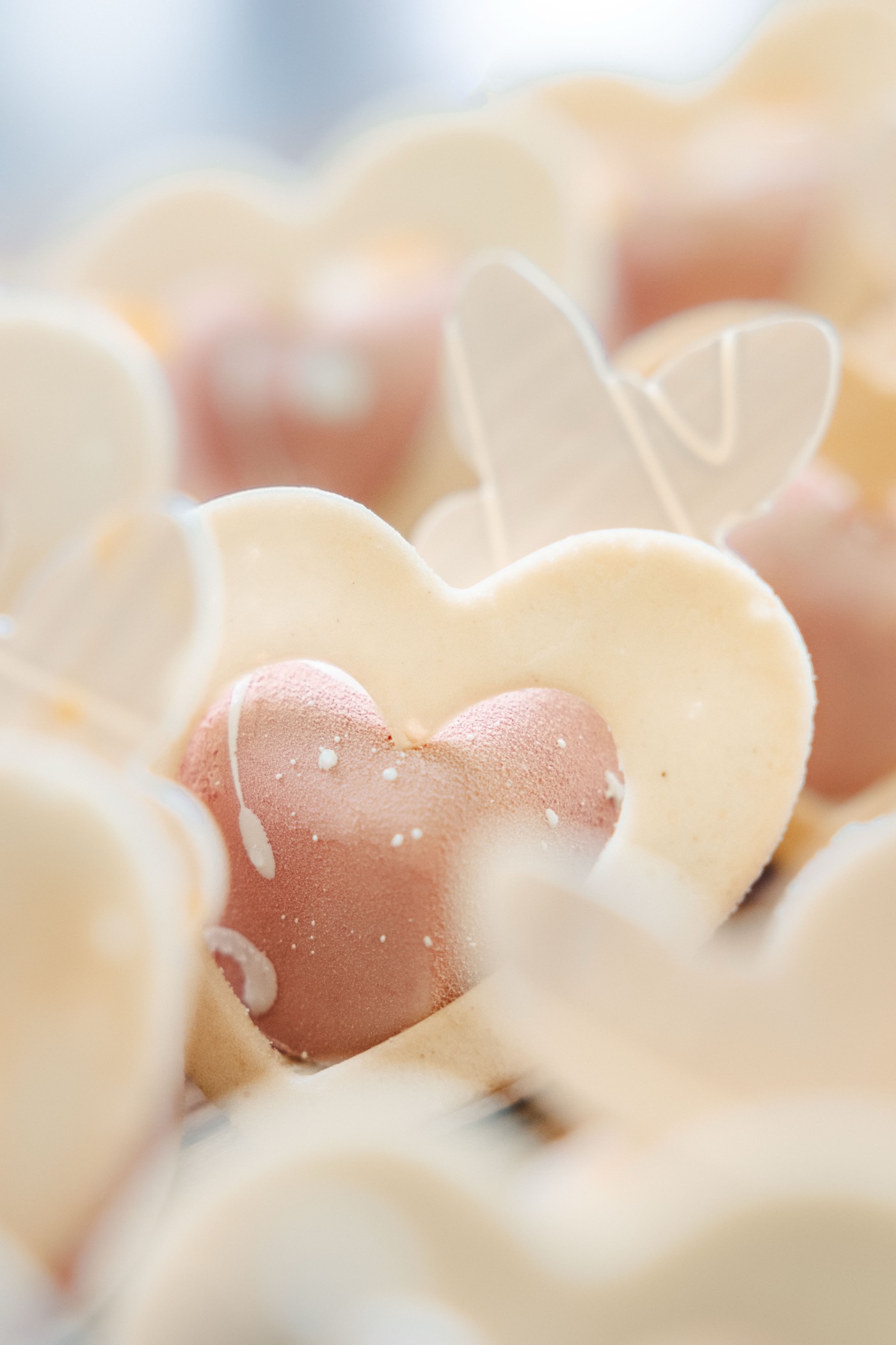 Herzförmige Praline in hellem Design