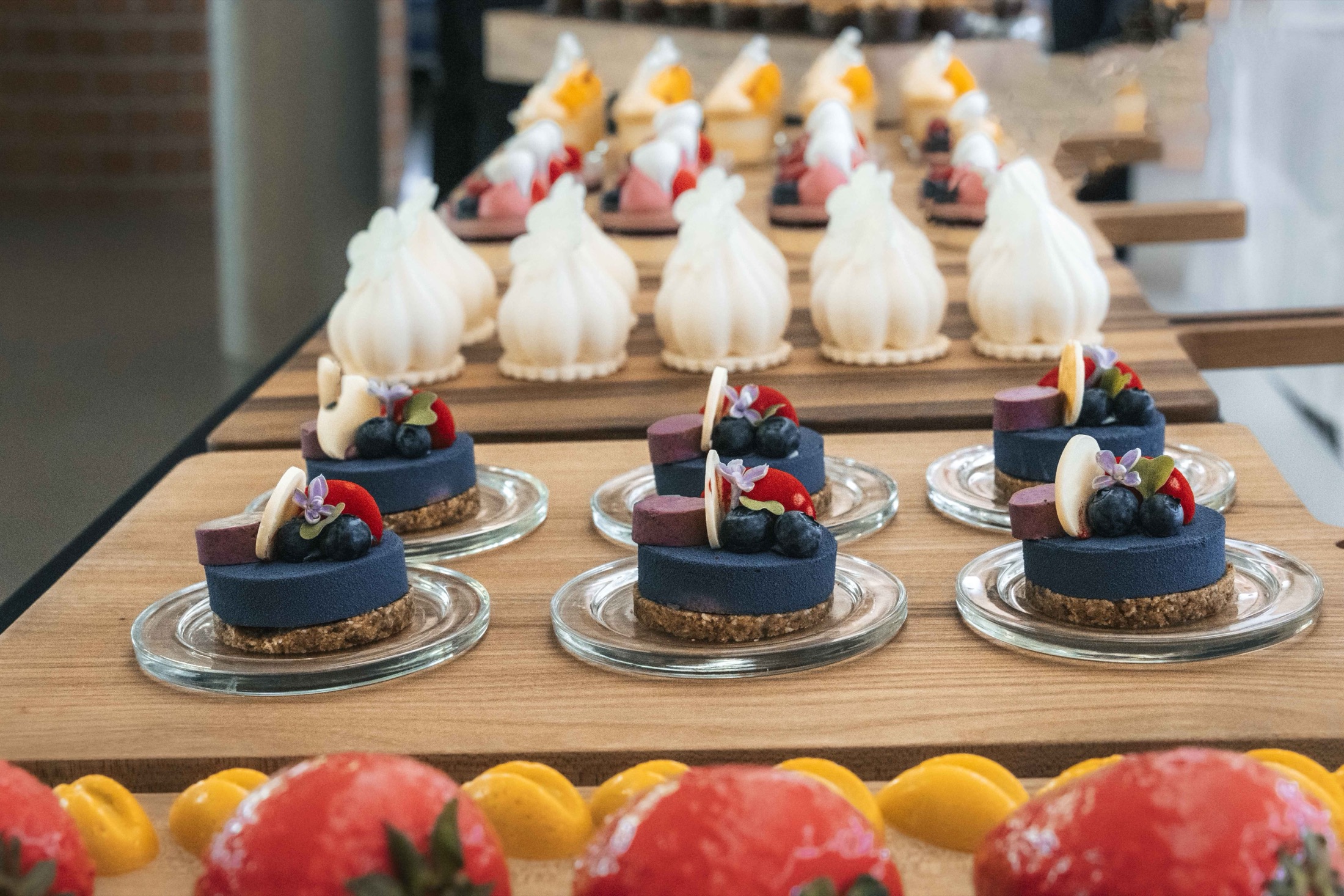 Dessertauslage mit mehreren kunstvollen Kreationen