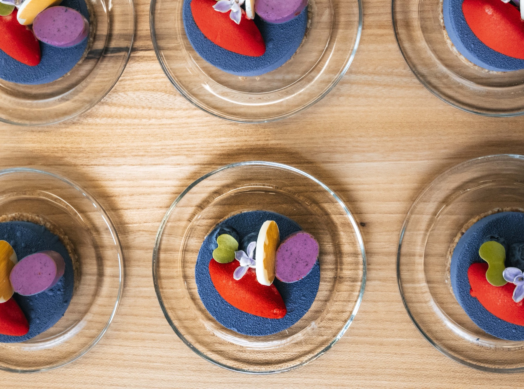 Geometrisch arrangierte Dessertkunst